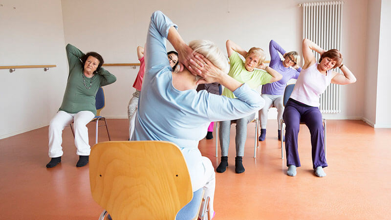 5 bài tập Yoga với ghế giúp nâng cao sức khỏe cho người trung niên trong mùa dịch Covid-19