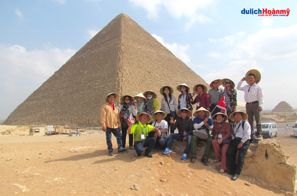 Đoàn khách của DL Hoàn Mỹ tại Kim tự tháp, Giza, Cairo, Ai Cập (tháng 9/2015)