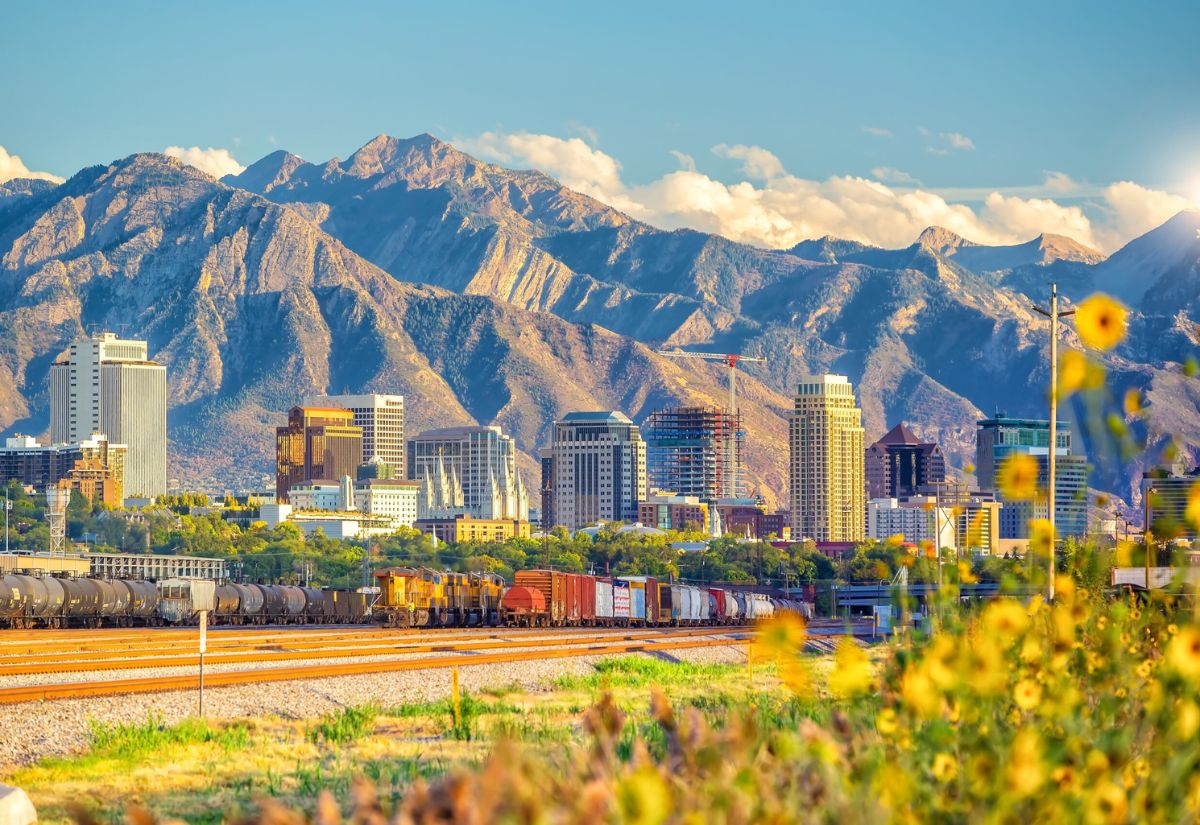 Bang Utah Ở đâu? Utah có gì nổi tiếng và kinh nghiệm du lịch chi tiết 9 Toàn cảnh Utah nhìn từ trên cao với địa hình sa mạc đá đỏ và các dãy núi đặc trưng