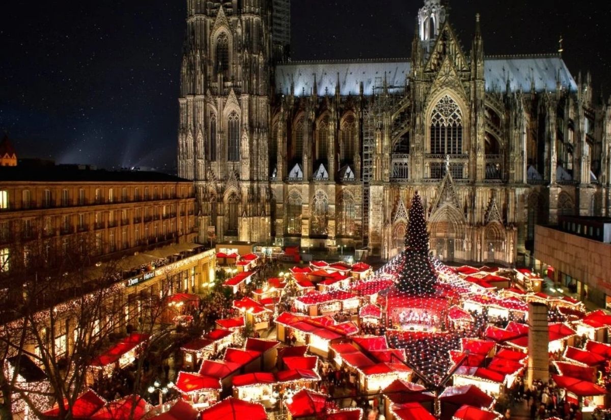 Không khí Giáng sinh rực rỡ tại những khu chợ nổi tiếng ở Cologne. 