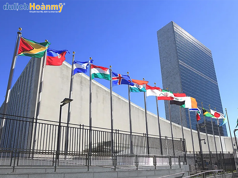 Những lá cờ được treo ở trụ sở Liên Hiệp Quốc.
