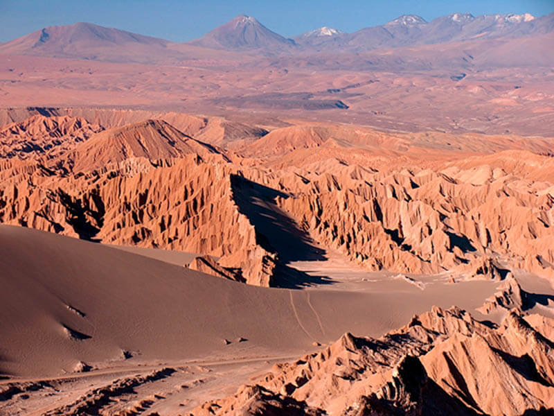 Atacama có vô vàn những tinh thể muối và những ngọn suối đá vôi với niên đại hàng thiên niên kỷ. - đi du lịch nam mỹ