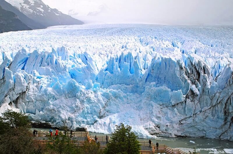 Đến đây, du khách có thể đi thuyền một vòng quanh hồ Argentino để cảm nhận gần hơn vẻ đẹp “băng giá” của dòng sông này. - đi du lịch nam mỹ