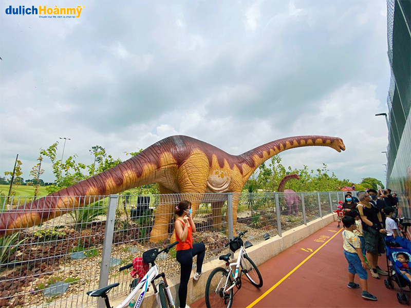 Chú khủng long Brontosaurus vừa dài vừa cao với cái đầu vươn qua cả hàng rào khiến du khách thích thú Chú khủng long Brontosaurus vừa dài vừa cao với cái đầu vươn qua cả hàng rào khiến du khách thích thú