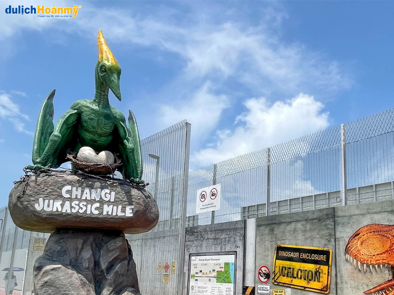Chú khủng long bay ấn tượng tạo điểm nhấn cho biển tên công viên Jurassic Mile Chú khủng long bay ấn tượng tạo điểm nhấn cho biển tên công viên Jurassic Mile