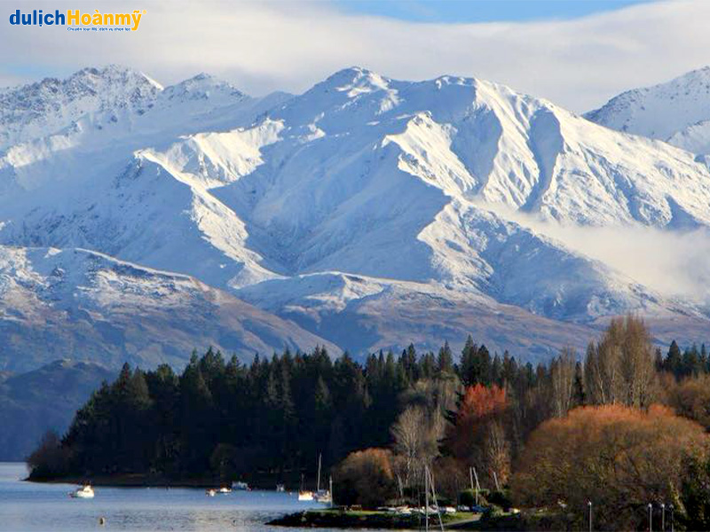 Vào mùa đông, các đỉnh núi ở Wanaka bị bao trùm bởi màu tuyết trắng xoá