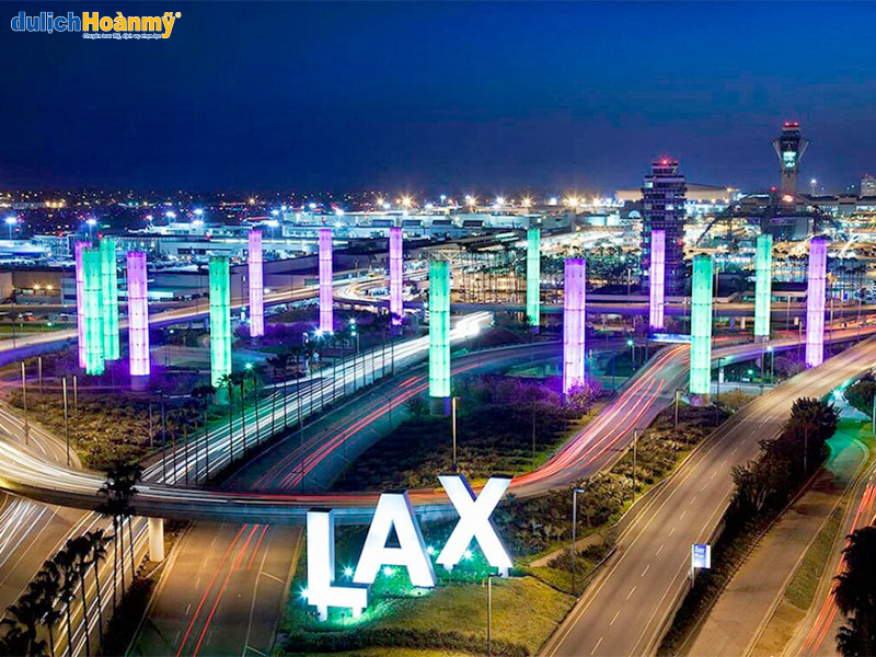 Khung cảnh ban đêm của sân bay Los Angeles