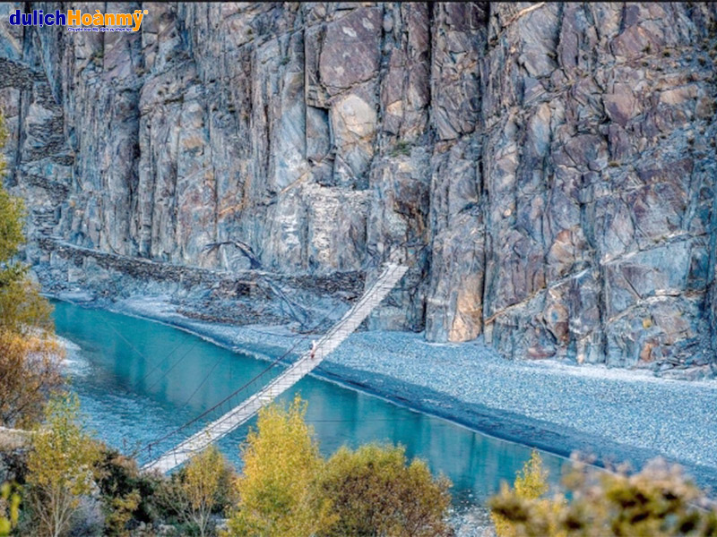 Đi trên cầu treo Hussaini là trải nghiệm không thể bỏ lỡ khi đến thung lũng Hunza