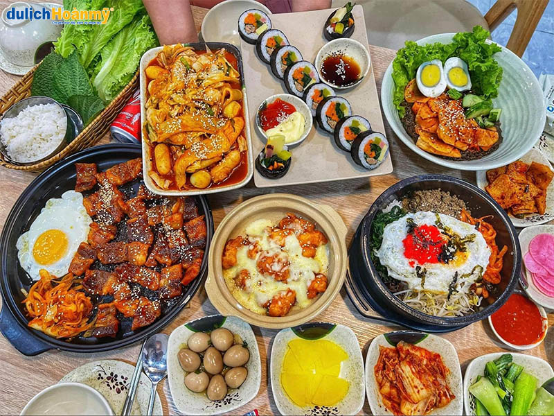 Một bàn ăn Hàn Quốc với các món nổi tiếng