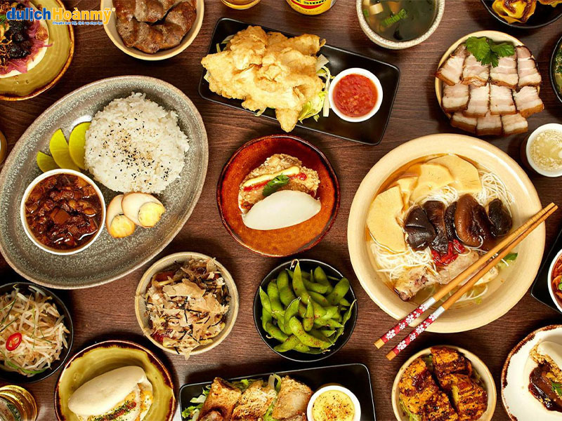 Bữa ăn của người Hoa với nhiều món ăn khác nhau