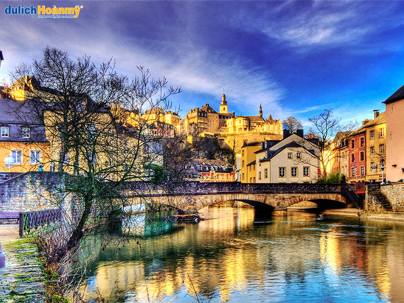 Dòng sông Alzette êm đềm chảy qua khu phố cổ Luxembourg