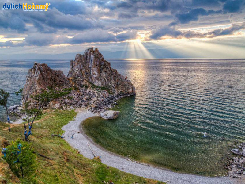 Hồ Baikal với màu nước xanh như ngọc vào mùa hè