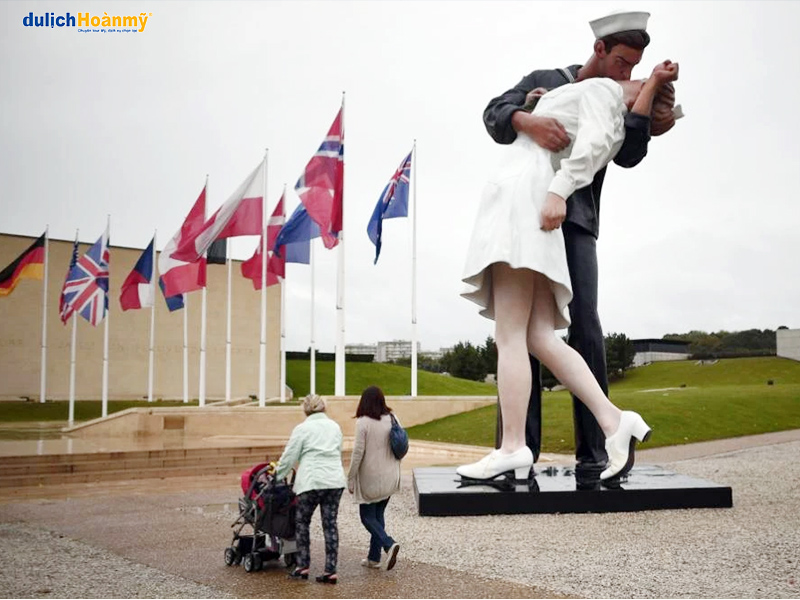 Bức tượng nụ hôn thủy thủ tại Normandy, Pháp
