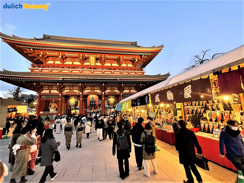 Chợ Hagoita được tổ chức gần các hội trường và cổng của đền thờ Asakusa Kannon trong những ngày cuối năm