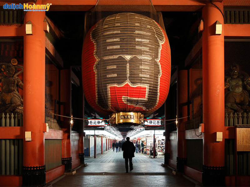 Kaminarimon là lối vào chính của đền thờ Asakusa Kannon