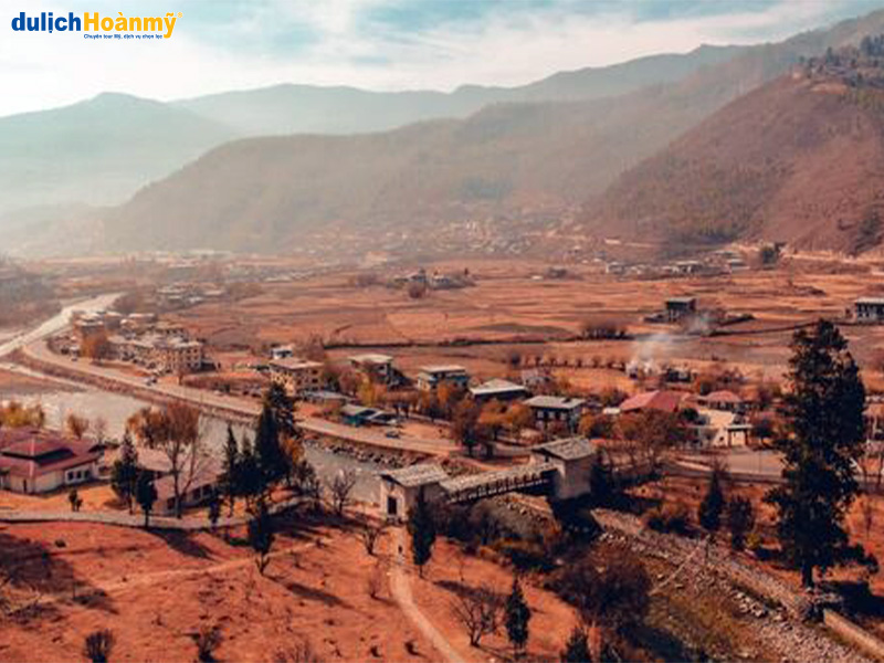 Những ngôi nhà Bhutan dọc hai bên đường từ Thimphu đến pháo đài Punakha Dzong