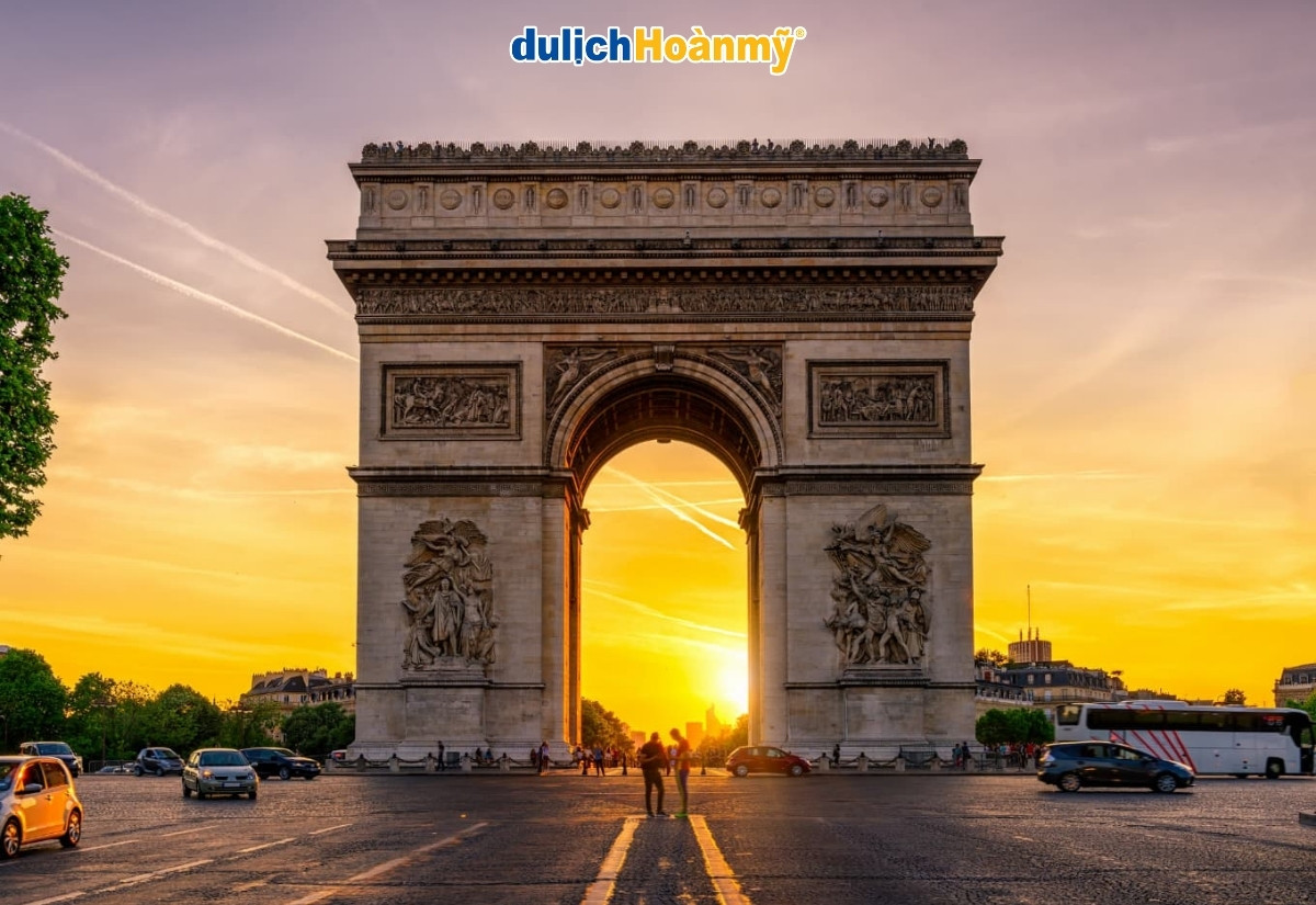 Khám phá Khải Hoàn Môn Paris: Biểu tượng lịch sử nước Pháp 2 Khải Hoàn Môn lúc hoàng hôn