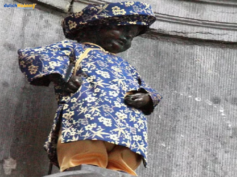 Manneken Pis mặc đồ bác sĩ tri ân tuyến đầu chống dịch