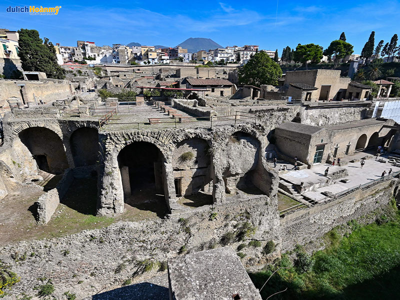Thành phố cổ Pompeii bị chôn vùi dưới lớp bụi đen và tro nhóm trong vòng vài giờ đồng hồ