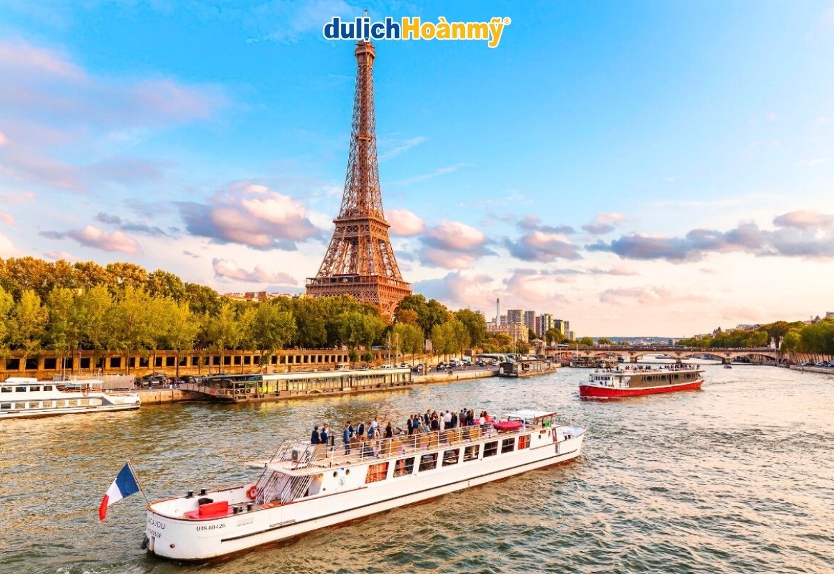 Khám phá sông Seine: Biểu tượng lãng mạn giữa lòng Paris 3 Du thuyền trên sông Seine