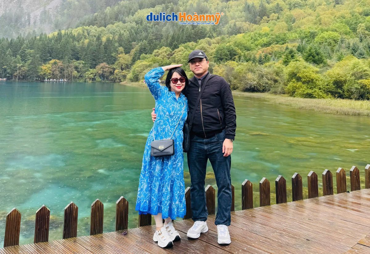 Cửu Trại Câu Trung Quốc: Kinh nghiệm du lịch chi tiết từ A-Z 11 Khách Du lịch Hoàn Mỹ tham quan Cửu Trại Câu