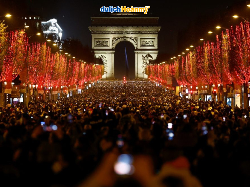 Ngắm đại lộ Champs-Elysées 