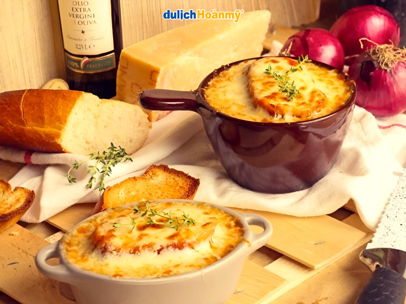 Súp hành tây (soupe à l’oignon)