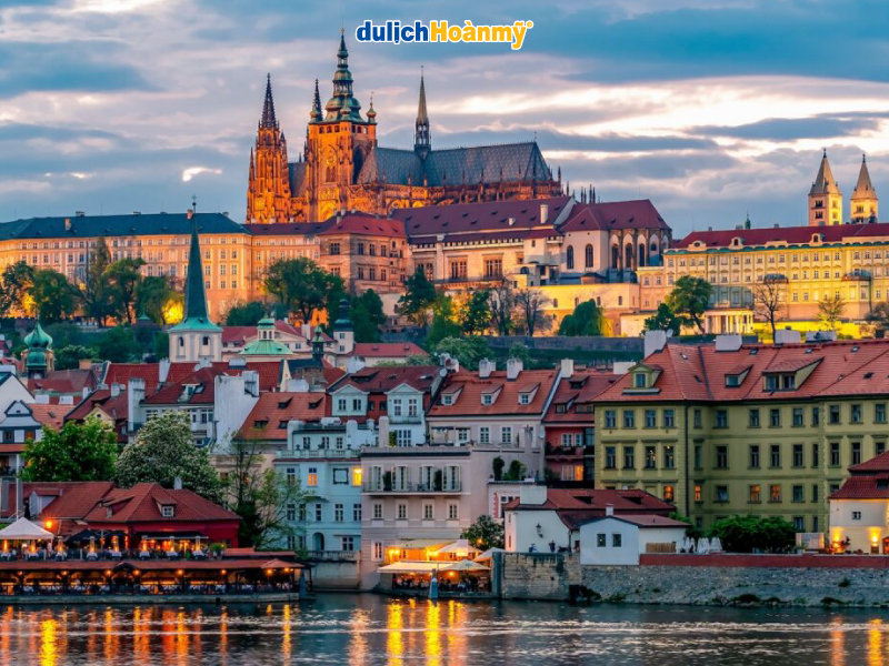 Khám phá Lâu đài Praha trong chuyến du lịch Đông Âu tết 2025 Khám phá Lâu đài Praha trong chuyến du lịch Đông Âu tết 2025