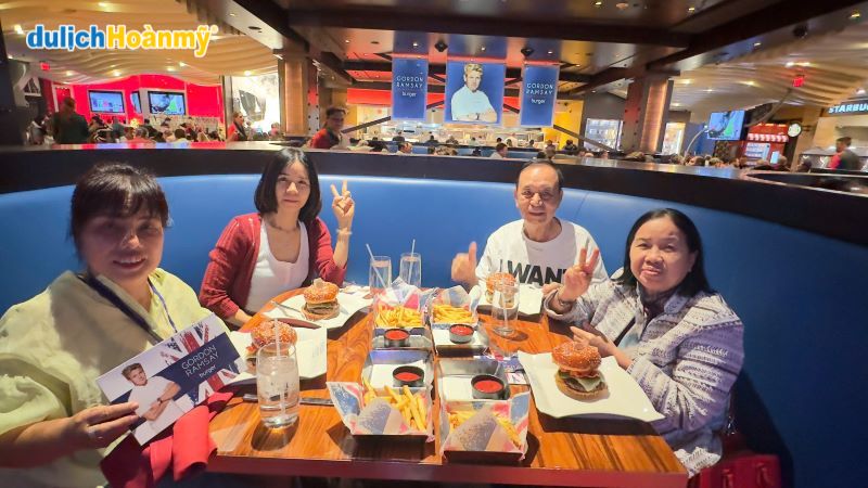 Tour du lịch Mỹ: Trải nghiệm hoàn hảo cùng Du Lịch Hoàn Mỹ 7 Đoàn khách của Du lịch Hoàn Mỹ thưởng thức món Burger trứ danh của siêu đầu bếp Gordon Ramsay