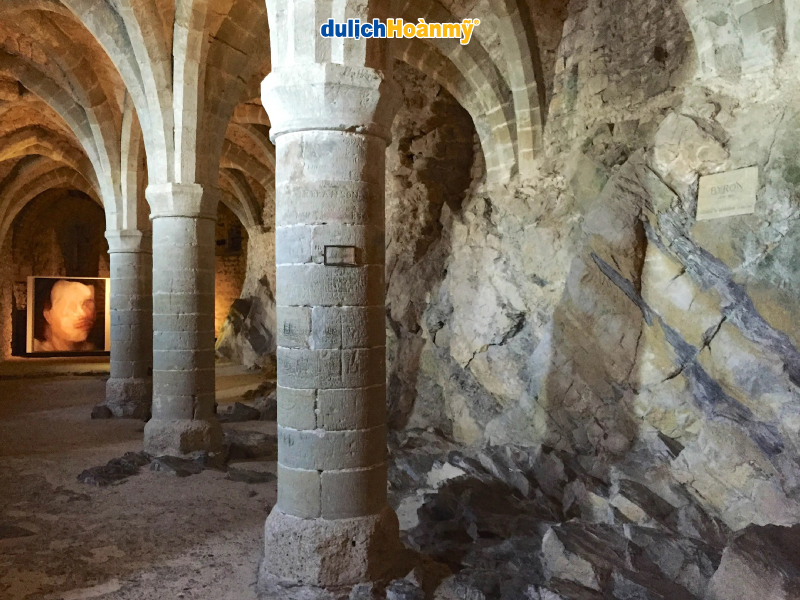 Hầm ngục huyền bí của lâu đài Chillon mang vẻ âm u, lạnh lẽo và ẩm ướt Hầm ngục huyền bí của lâu đài Chillon mang vẻ âm u, lạnh lẽo và ẩm ướt