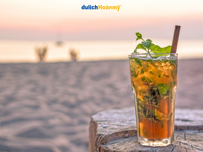 Nhâm nhi ly mojito hoặc Rum mát lạnh bên bờ biển Nhâm nhi ly mojito hoặc Rum mát lạnh bên bờ biển