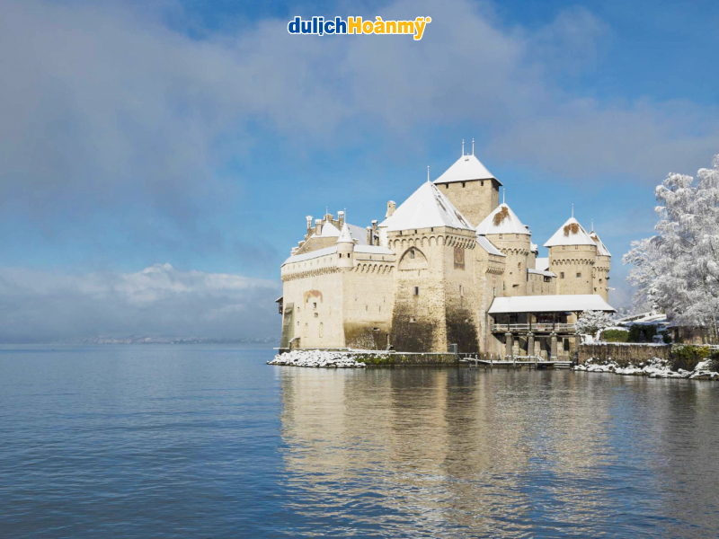 Lâu đài Chillon nằm trên một hòn đảo nhỏ ngay sát bờ đông của hồ Geneva Lâu đài Chillon nằm trên một hòn đảo nhỏ ngay sát bờ đông của hồ Geneva