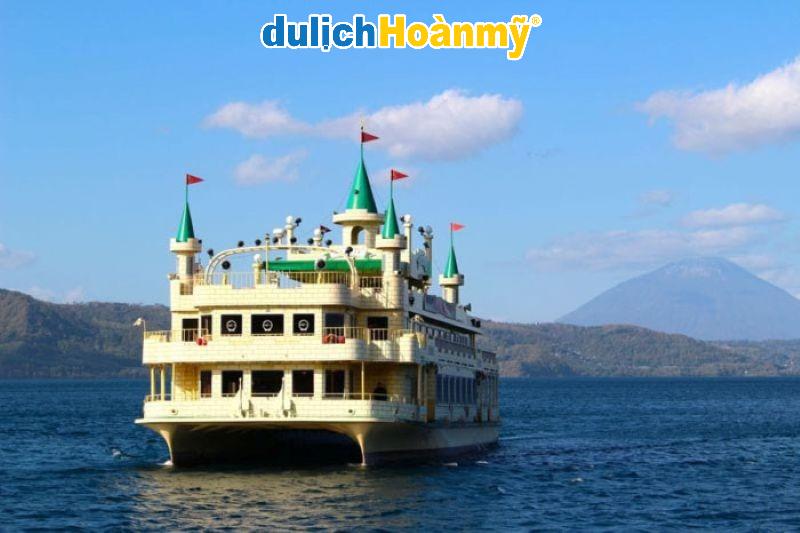 Du lịch Hokkaido mùa xuân: Vẻ đẹp không thể bỏ lỡ tại xứ sở hoa anh đào 4 Du lịch Hokkaido mùa xuân - Ngắm hồ Toya bằng du thuyền