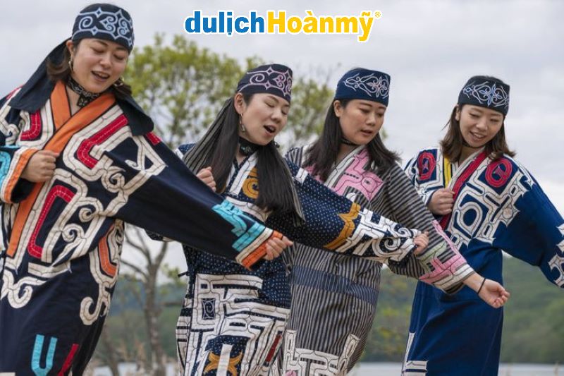 Hành trình mùa thu Hokkaido: Ngắm lá đỏ Furano và khám phá thiên nhiên hùng vĩ 6 Ghé thăm làng truyền thống của người Ainu cùng hành trình mùa thu Hokkaido