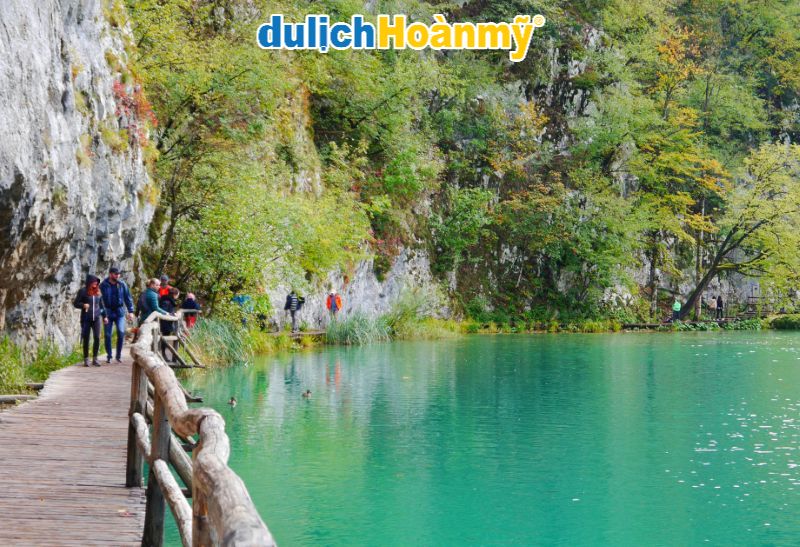 Khám phá Đông Âu – Croatia: Gợi ý điểm đến cho mùa hè 5 Tham quan hồ Plitvice nổi tiếng thế giới với màu nước thay đổi theo mùa