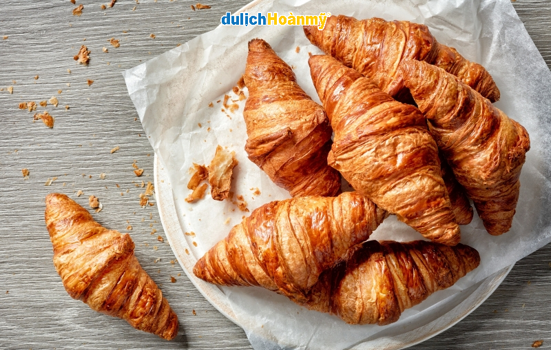 Khám phá tinh hoa ẩm thực Pháp: Hành trình bùng nổ vị giác 13 Croissant