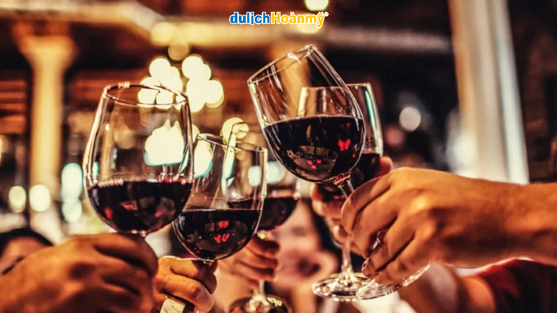 Khám phá tinh hoa ẩm thực Pháp: Hành trình bùng nổ vị giác 14 Đặc trưng của Ẩm thực nước Pháp là các loại rượu vang