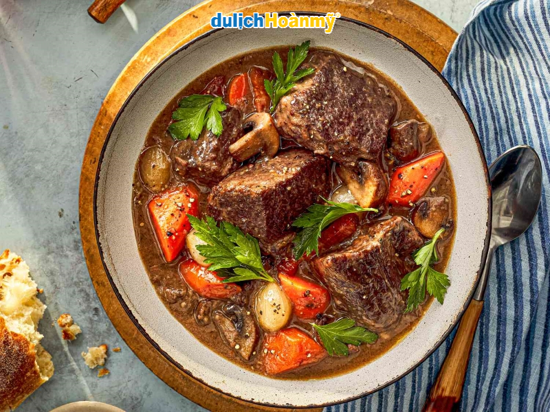 Khám phá tinh hoa ẩm thực Pháp: Hành trình bùng nổ vị giác 9 Boeuf Bourguignon