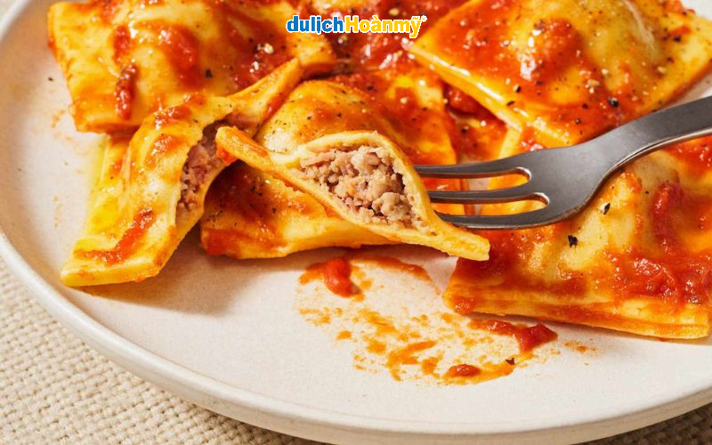 Khám phá ẩm thực Ý: Những món ăn nổi tiếng và văn hóa ẩm thực đặc sắc 19 Ravioli là loại pasta nhồi nhân, có hình vuông hoặc tròn