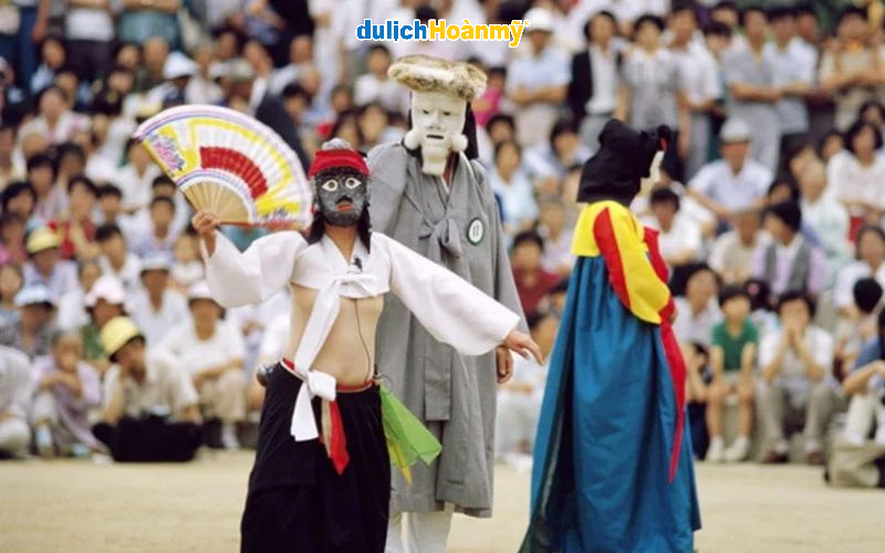 Mùa thu Hàn Quốc tháng mấy? Top 3 địa điểm không thể bỏ qua 11 Lễ hội mặt nạ Andong là một sự kiện văn hóa đặc sắc, diễn ra tại thành phố Andong