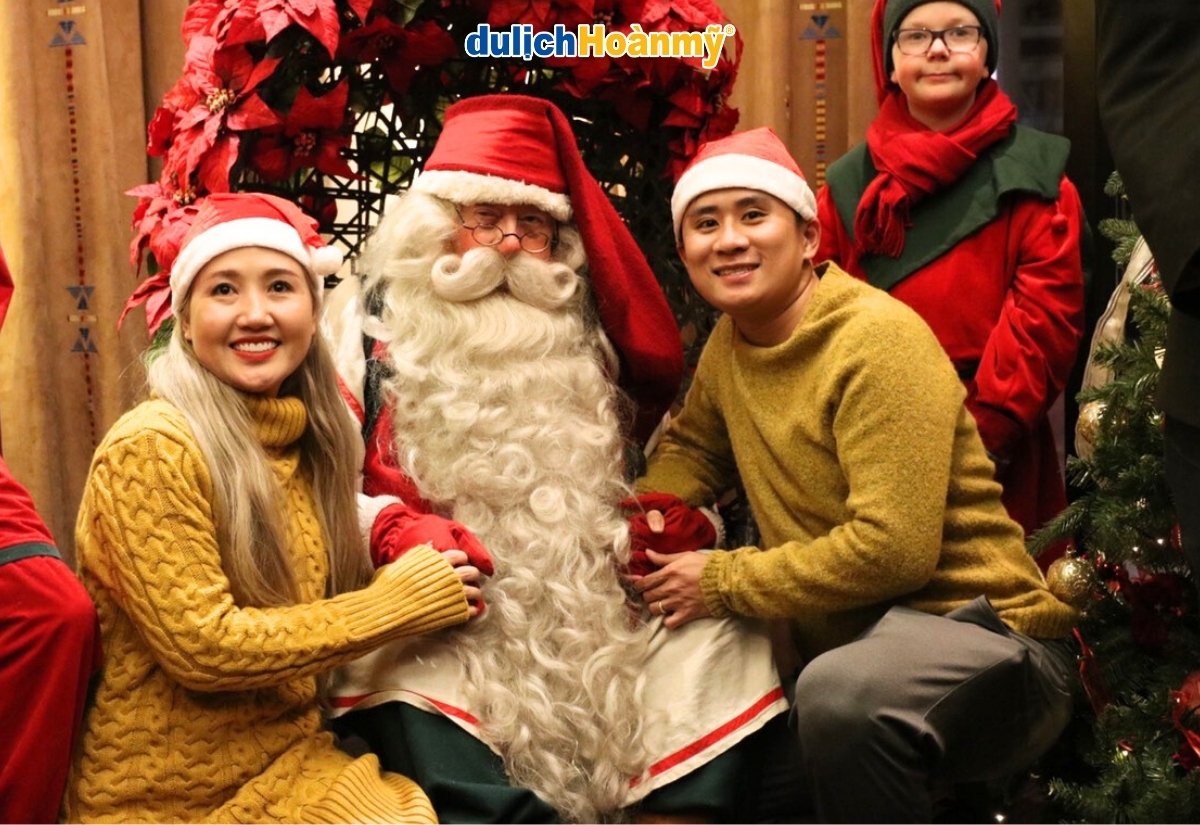 Bật mí kinh nghiệm du lịch Châu Âu mùa đông chi tiết nhất 8 Chụp hình cùng ông già Noel