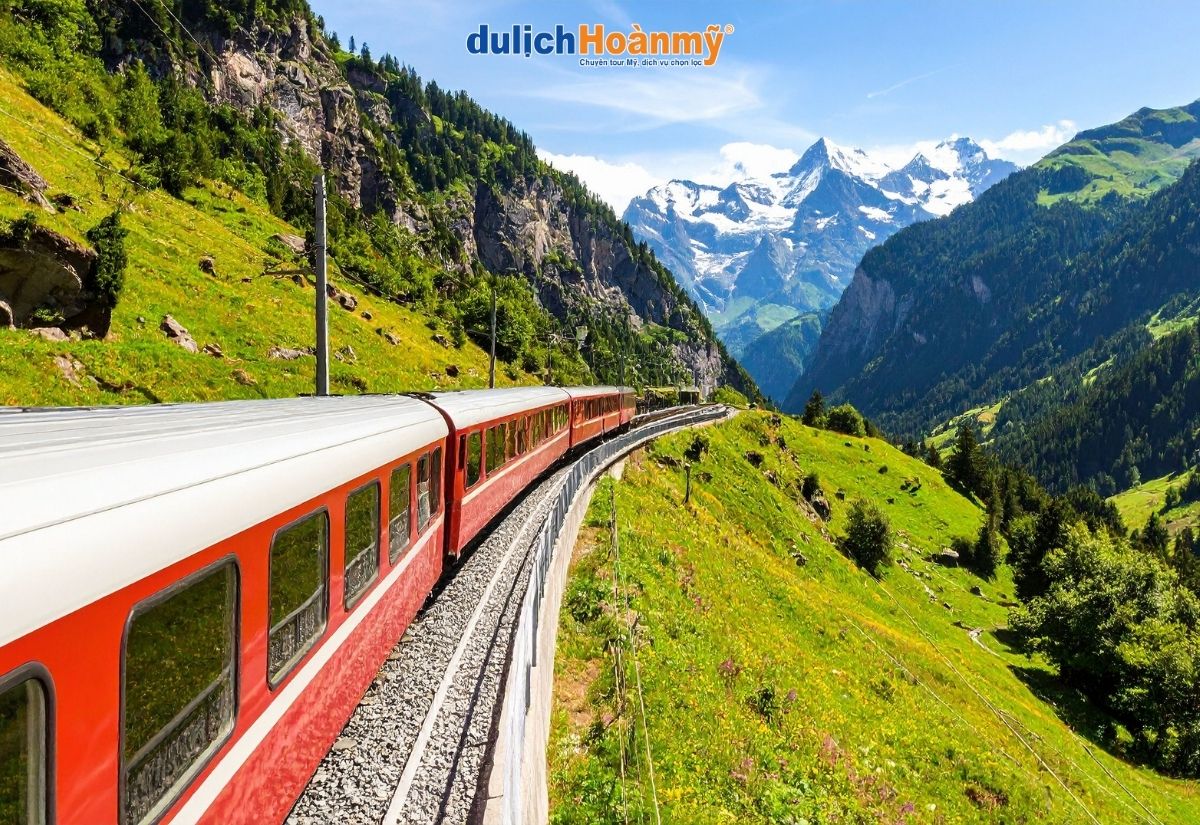 CẢNH NÚI ALPS MÙA THU VÀNG ĐỎ RỰC RỠ BÊN HỒ NƯỚC PHẲNG LẶNG