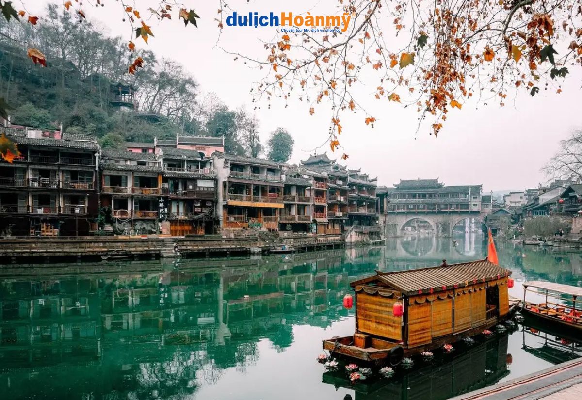 Phượng Hoàng Cổ Trấn: Trải nghiệm độc đáo không thể bỏ lỡ 8 Khám phá kiến trúc cổ kính của phố cổ