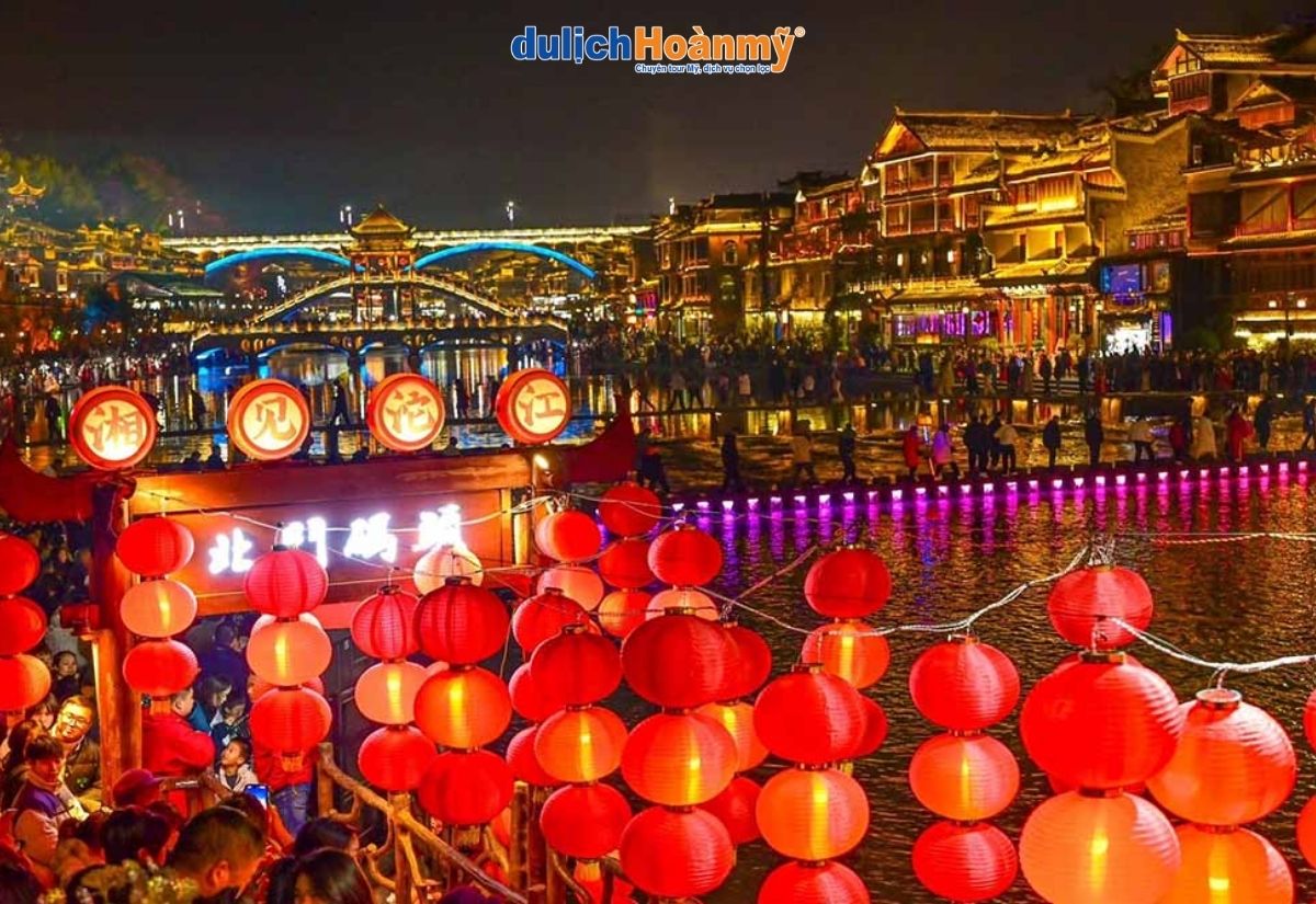 Phượng Hoàng Cổ Trấn: Trải nghiệm độc đáo không thể bỏ lỡ 14 Lễ hội đèn lồng