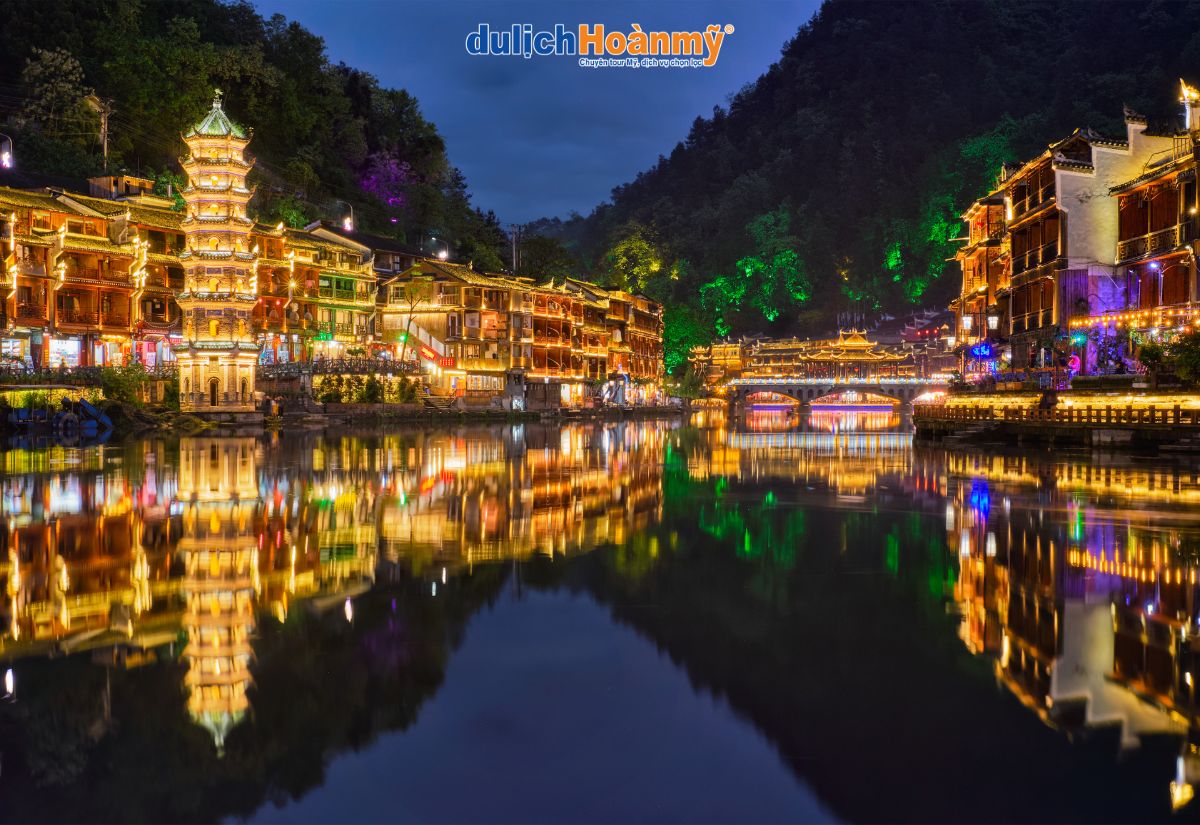 Phượng Hoàng Cổ Trấn: Trải nghiệm độc đáo không thể bỏ lỡ 7 Ngắm cổ trấn lên đèn