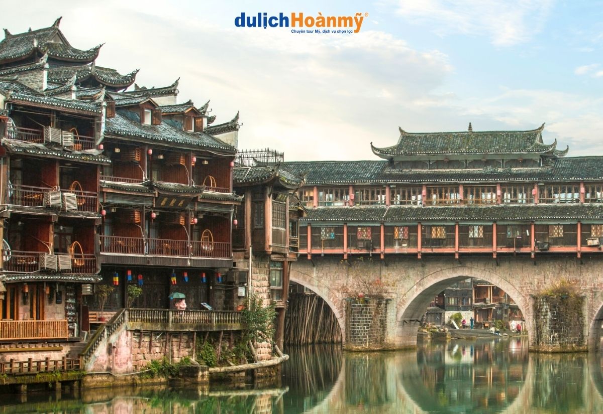 Phượng Hoàng Cổ Trấn: Trải nghiệm độc đáo không thể bỏ lỡ 11 Nhà Cổ Thưởng Kiều
