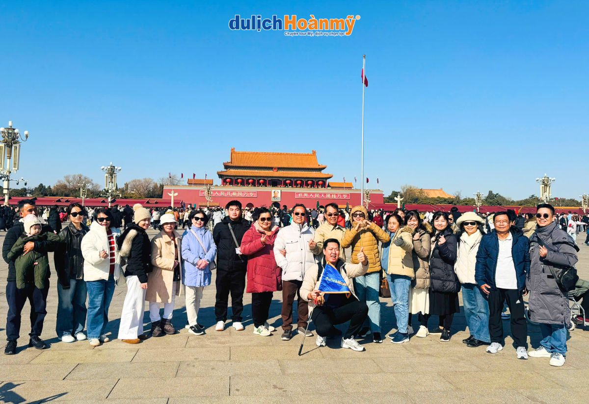 Du lịch Bắc Kinh - Kinh nghiệm khám phá Thủ đô nghìn năm của Trung Quốc 19 Đoàn khách Hoàn Mỹ lưu dấu kỷ niệm tại quảng trường Thiên An Môn