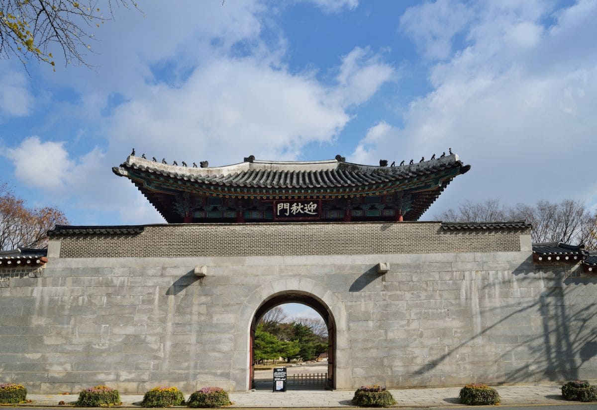 Cung điện Gyeongbokgung: Khám phá hoàng cung đẹp nhất Hàn Quốc 5 Cổng Yeongchumun nằm ở phía Tây