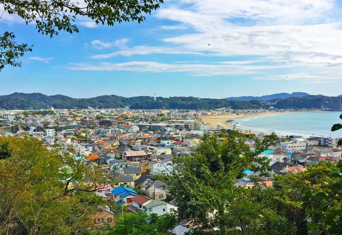 Du lịch Kamakura - Khám phá Cố Đô cổ kính và thanh bình kế bên Tokyo 1 Toàn cảnh thành phố Kamakura cổ kính bên bờ biển Kanagawa