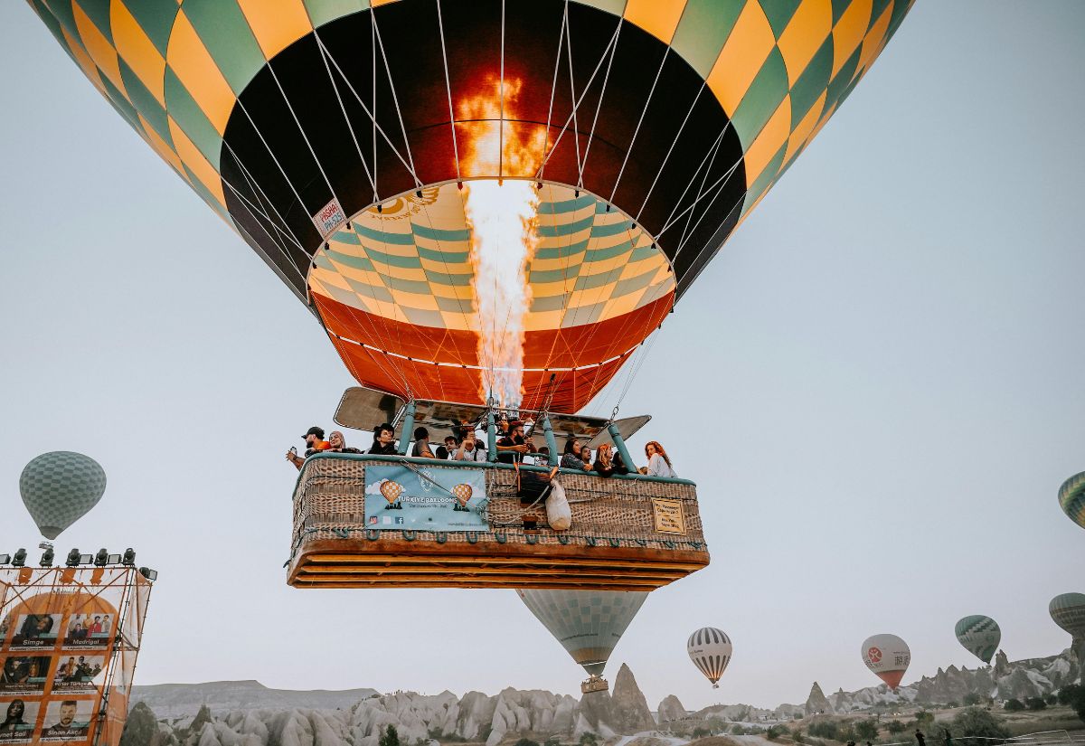 Bay khinh khí cầu ngắm Cappadocia từ trên cao. 